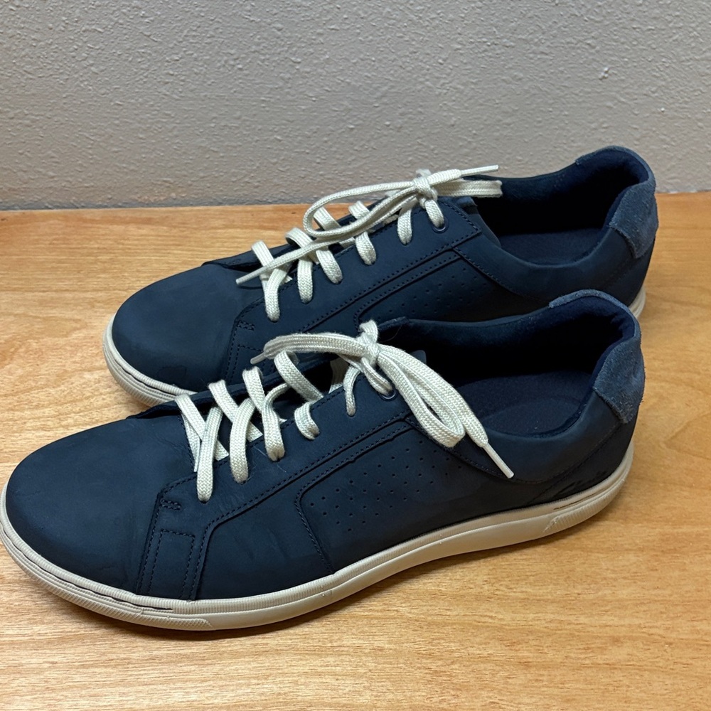 Men’s Clarks Dark Blue Sneakers with Cream Laces size 11.5 wide